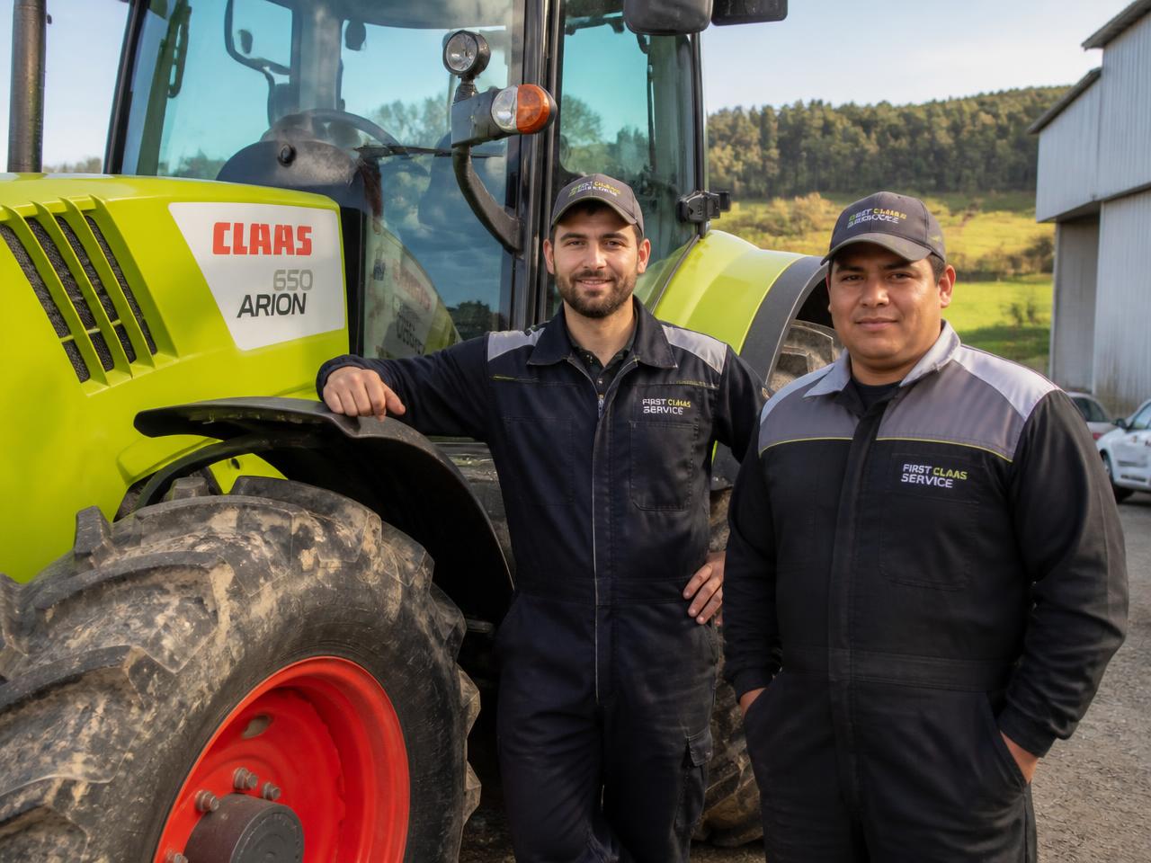 Equipo técnico de TOROYO junto a un tractor en el sur de Chile — maquinaria agrícola en Chile